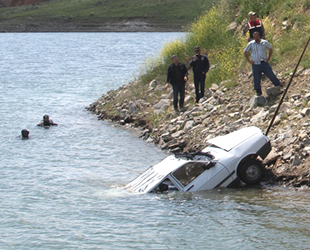 Balık adamlar, bu kez feribottan baraj gölüne düşen araç için daldı