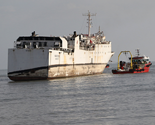 Karaya oturan 'WARDEH' isimli kargo gemisi kademeli şekilde çekiliyor