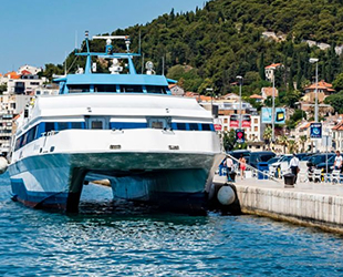 Arızalanan Aurelia isimli feribot kıyıya çekildi