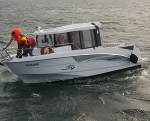 Büyükçekmece'de içindeki 3 kişiyle sürüklenen tekne kurtarıldı