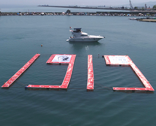 Denizin üstüne Türk bayraklarıyla 1919 yazdılar