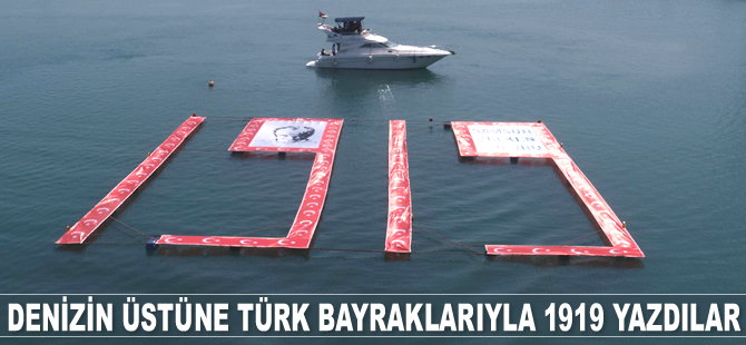 Denizin üstüne Türk bayraklarıyla 1919 yazdılar
