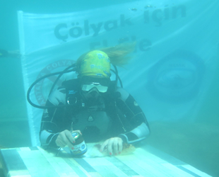 Denizin altında masa kurup glutensiz beslendiler