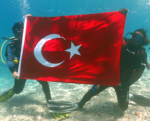 Fethiye'de 9 dalgıç, denizin dibinde Türk Bayrağı açtı