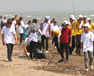 Mersin'de deniz kaplumbağalarının yuvalama alanı temizlendi