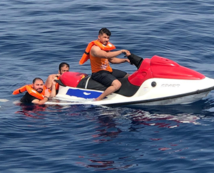 Jet-Ski'ye tutunarak kaçmaya çalışan göçmenler yakalandı