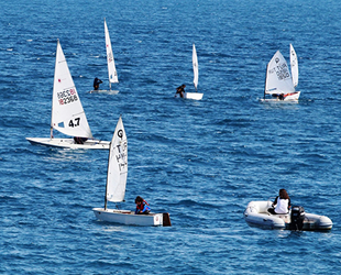 Küçük yelkenciler, Konyaaltı Sahili’nde antrenman yaptı