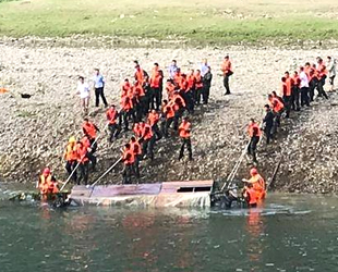 Çin'de yolcu teknesi battı: 10 ölü