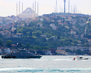 Rus savaş gemisi, çekilerek İstanbul Boğazı'ndan geçti