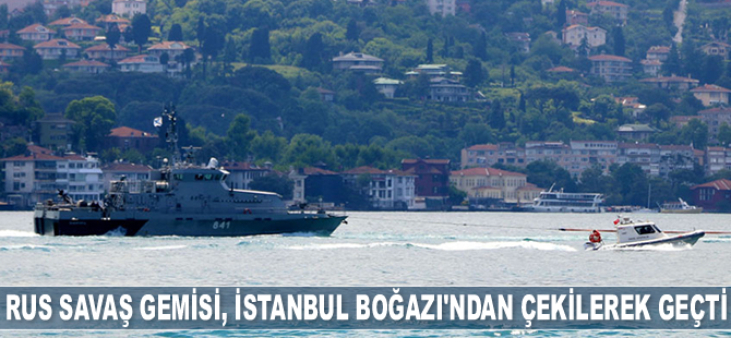 Rus savaş gemisi, çekilerek İstanbul Boğazı'ndan geçti