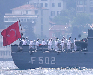 Tatbikattan dönen Türk savaş gemileri, İstanbul Boğazı’ndan geçti