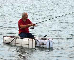 Balık tutma sevdası bidonlardan tekne yaptırdı