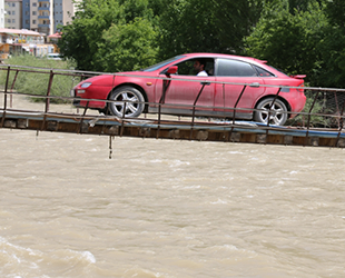 Debisi yükselen Çoruh Nehri kara yoluyla aynı hizada akıyor