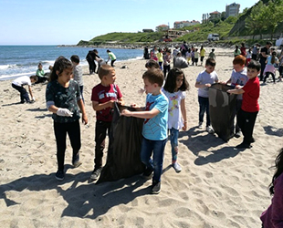 Türkeli’de öğrenciler, plaj temizliği yaptı