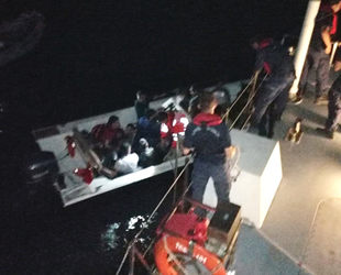 Tekneleri batan göçmenleri Sahil Güvenlik kurtardı