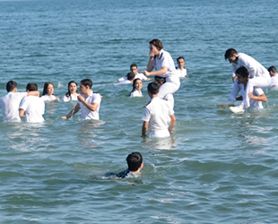 MEÜ Denizcilik MYO öğrencileri, mezuniyetlerini denizde kutladılar
