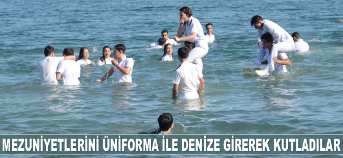 MEÜ Denizcilik MYO öğrencileri, mezuniyetlerini denizde kutladılar