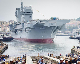 İtalyanlar, helikopterli çıkarma gemisi Trieste’yi denize indirdi