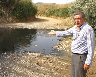 Siyah akan Küçük Menderes Nehri, tehlike saçıyor
