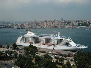 İstanbul’a 4 yıl aradan sonra ilk kruvaziyer gemisi geldi