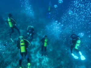 Karaburun su altı güzellikleriyle turist çekiyor