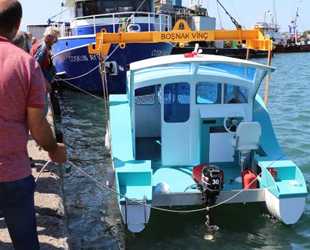 Zonguldak’ta 3 arkadaşın yaptığı tekne, suya indirildi