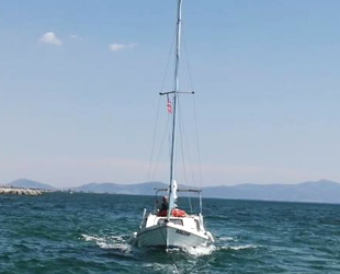 Bonjour isimli yelkenli tekne, Ayvalık’ta karaya oturdu