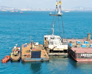 ‘Bereket’ isimli gemisinin arka bölümü, bulunduğu yerden çıkarıldı