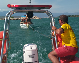 Arızalanan teknede mahsur kalanları itfaiye kurtardı