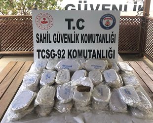 Deniz üzerinde sürüklenen çuvaldan esrar çıktı