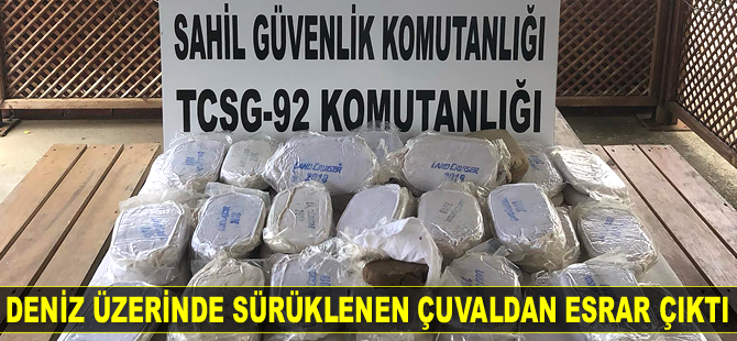 Deniz üzerinde sürüklenen çuvaldan esrar çıktı