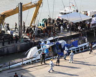 Tuna Nehri'nde batan yolcu teknesini çıkarma çalışması başladı