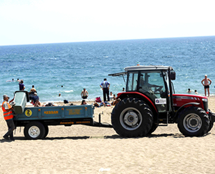 Lara Plajı’ndan her gün 60 ton çöp toplanıyor