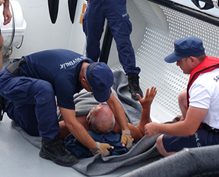 Kanoyla açıldığı denizde fenalaşan kişiyi Sahil Güvenlik kurtardı