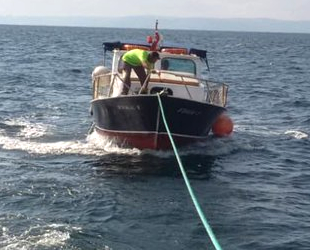 Sürüklenen teknedekileri Kıyı Emniyeti ekipleri kurtardı