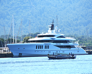 ‘Spectre’ isimli mega yat, Marmaris’e geldi
