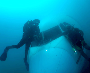 Denize batırılan yolcu uçağına dalış yapıldı