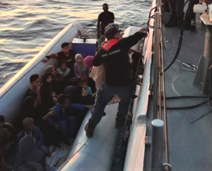 Denizde arızalanan bottaki göçmenler kurtarıldı