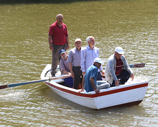 Amasralı köylüler, 3 yıldır ulaşımlarını sandallarla sağlıyor