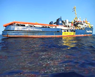 Göçmenleri kurtaran geminin kaptanı İtalya limanına yanaşınca tutuklandı