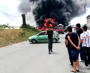 Tuzla’da boş arazideki teknelerde yangın çıktı