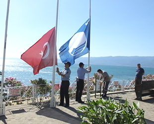 Burhaniye’de 4 plajda ‘Mavi Bayrak’ göndere çekildi