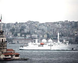 ‘Dupuy de Lome’ isimli Fransız istihbarat gemisi, İstanbul Boğazı’ndan geçti