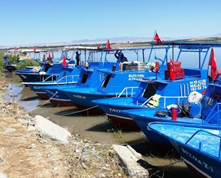 Karakaya Baraj Gölü’nde balıkçı tekneleri denetleniyor