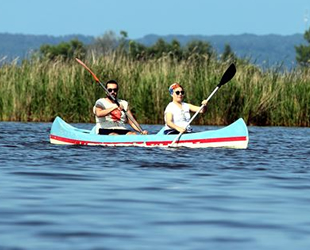 Yerli ve yabancı turistler, longoz ormanlarında kano keyfi yapıyor