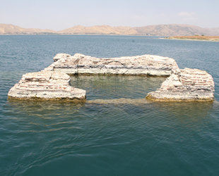 Su seviyesi yükseldi, batık şehrin surları su altında kaldı