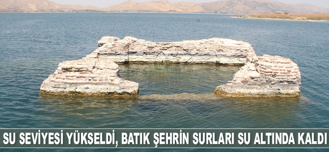 Su seviyesi yükseldi, batık şehrin surları su altında kaldı