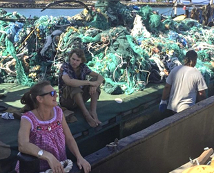 Çevreciler, Pasifik Okyanusu'ndan 40 tondan fazla çöp çıkardı