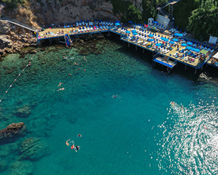 ‘Mavi Bayraklı’ falez plajları, tatilcilerin gözdesi oldu