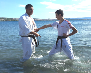 İzmir’de 80 karateci, denizde antrenman yaptı